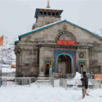 बदला मौसम का मिजाज, केदारनाथ धाम सहित ऊंची चोटियों पर हुई बर्फबारी, कड़ाके की ठंड