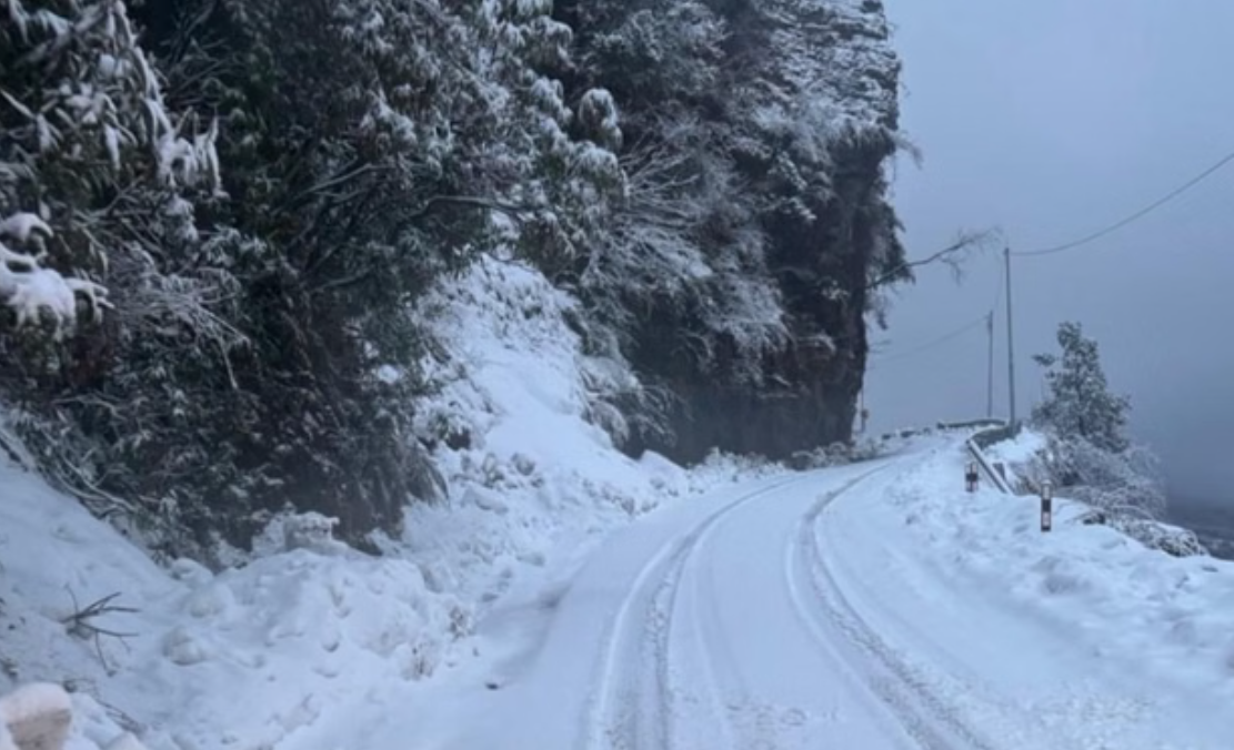 मसूरी समेत पहाड़ी इलाकों में बर्फबारी, यमुनोत्री हाईवे बंद, तेज बारिश और एवलांच की चेतावनी