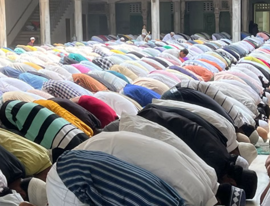 अपने घरों में ही नमाज पढ़ेंगे मुस्लिम, विवाद उठने के बाद बोर्ड बैठक में भवन पर ताला लगाने का निर्णय