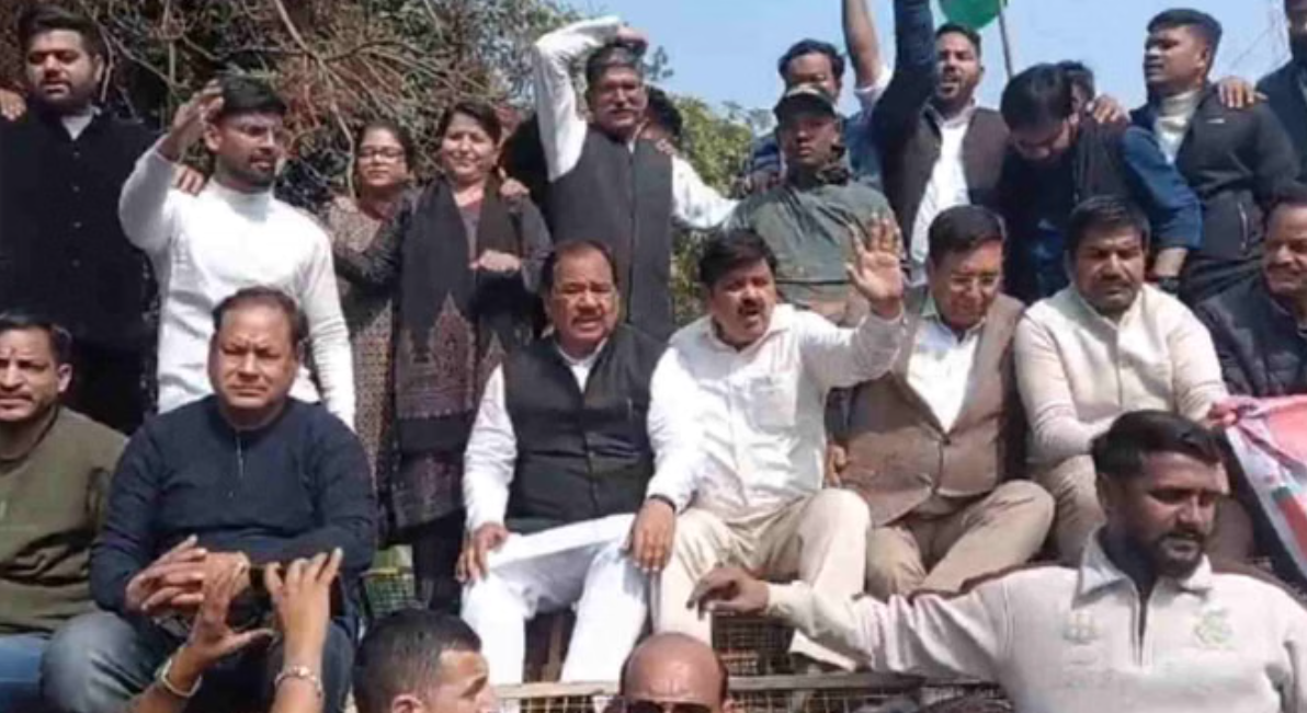 कानून व्यवस्था पर उठाए सवाल, बढ़ते अपराध के मामलों को लेकर कांग्रेसियों का पुलिस मुख्यालय में हंगामा