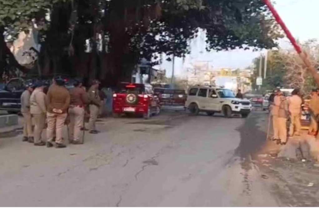 सांसद चंद्रशेखर सहित नेताओं के पहुंचने की खबर, पुलिस प्रशासन अलर्ट, मोहम्मद दीपक को लेकर मचा घमासान