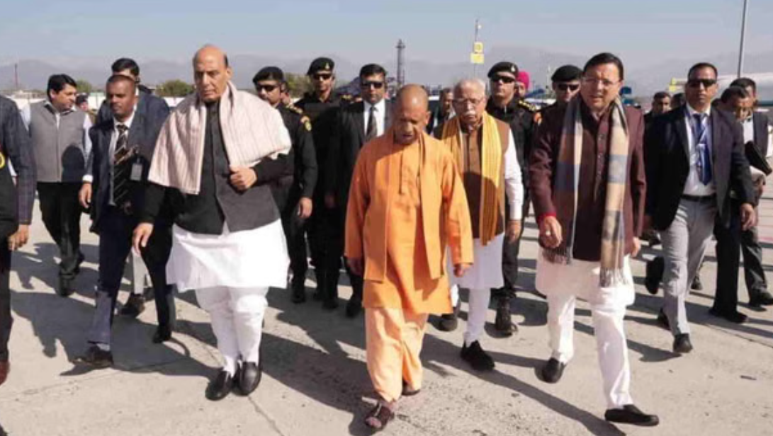 रक्षा मंत्री राजनाथ सिंह, सीएम योगी और मनोहर लाल पहुंचे उत्तराखंड, मुख्यमंत्री धामी ने किया स्वागत