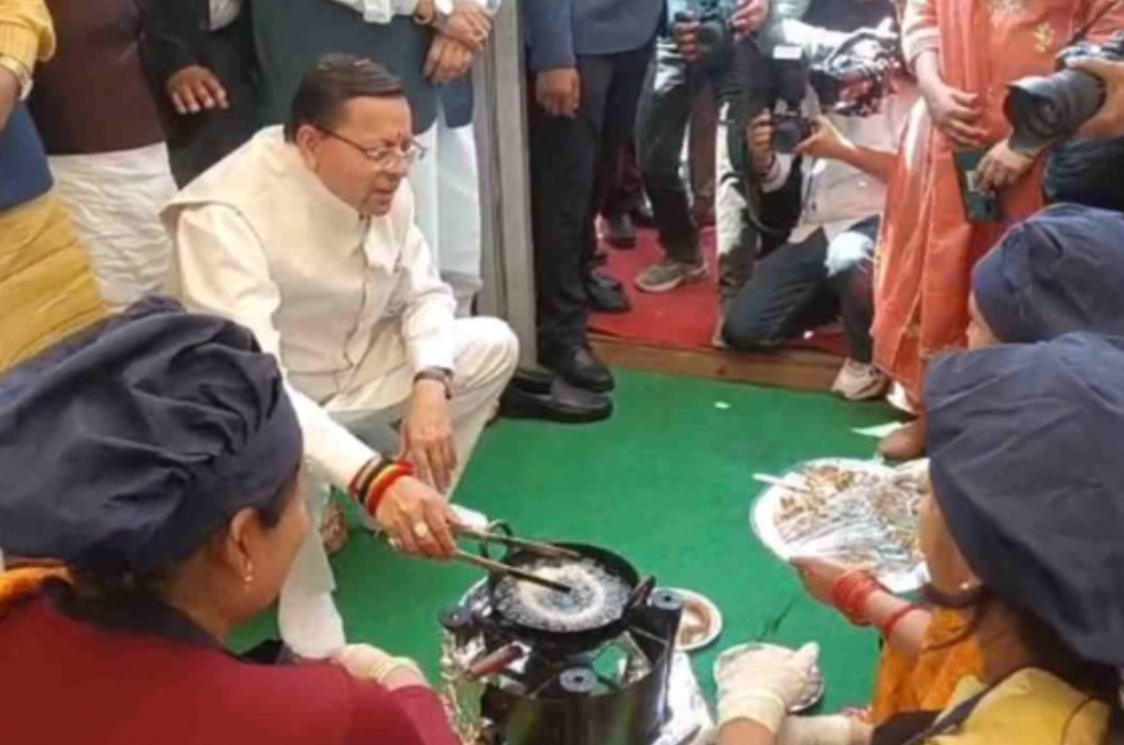 सरकार के चार साल बेमिसाल कार्यक्रम का सीएम धामी ने किया शुभारंभ, स्टॉल पर पहुंच बनाई सेल रोटी