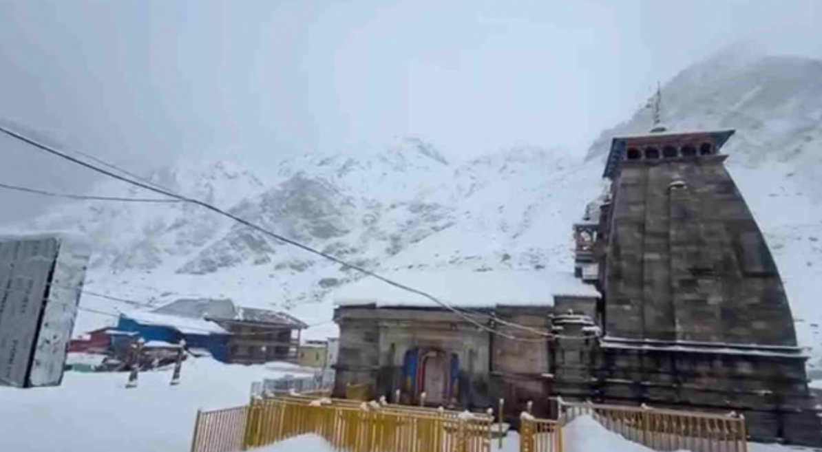 कपाट खुलने से पहले केदारनाथ धाम में हुई बर्फबारी, उत्तराखंड में आज तूफान और ओलावृष्टि की चेतावनी