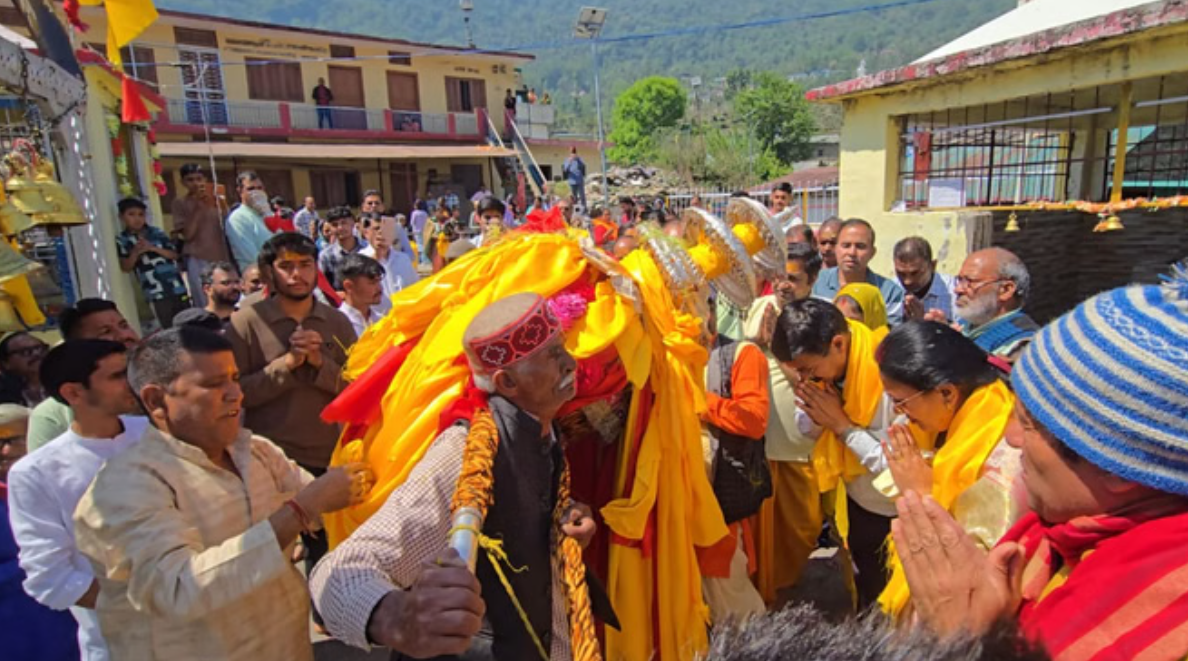 तृतीय केदार तुंगनाथ के कपाट खुले, सैकड़ों श्रद्धालु बने साक्षी, आठ कुंतल फूलों से सजाया गया मंदिर