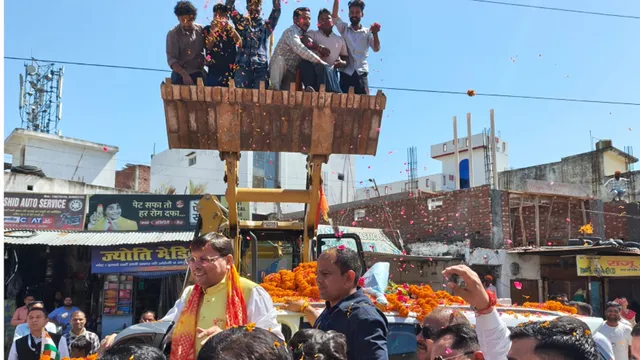 सीएम धामी ने खटीमा में किया सीएसडी कैंटीन का उद्घाटन, बुलडोजर से बरसाए फूल