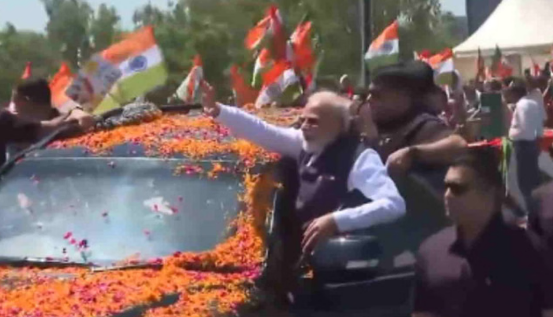 एलिवेटेड रोड पर प्रधानमंत्री का रोड शो जारी, फूल बरसा कर स्वागत कर रहे तैयार लोग