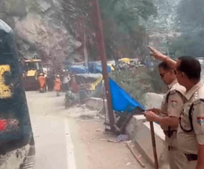 सोनप्रयाग में हनुमान मंदिर के पास पहाड़ी से गिरे पत्थर, एक की मौत, एक व्यक्ति गंभीर घायल