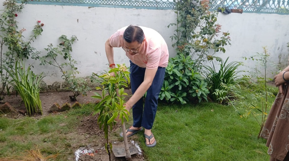 सीएम धामी ने हरेला पर किया पौधरोपण, बोले- पर्यावरण संरक्षण हम सबकी सामूहिक जिम्मेदारी